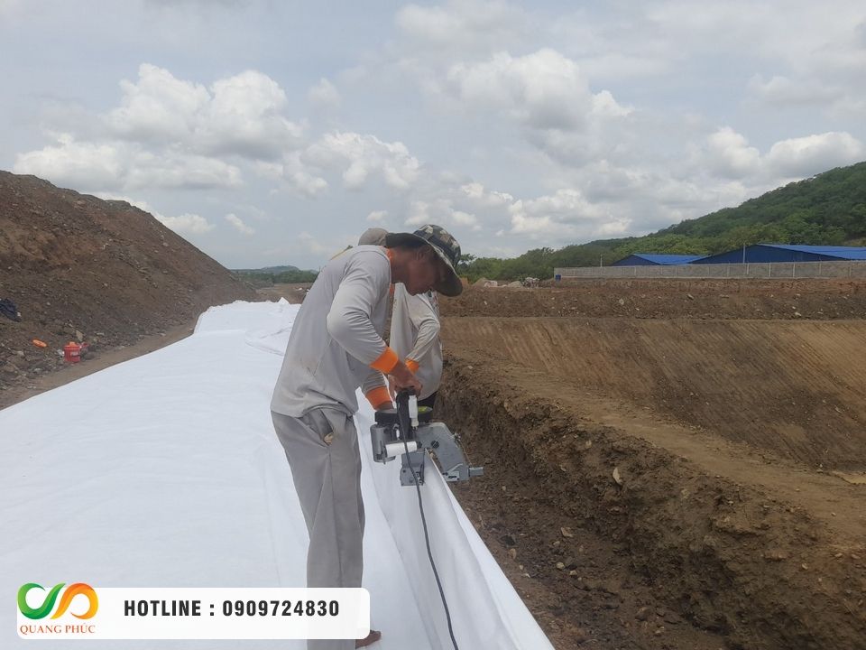 Chọn mua màng chống thấm HDPE, thi công bạt HDPE chọn Môi Trường Quang Phúc