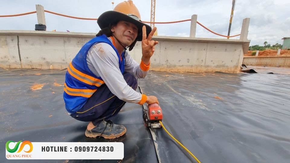 Báo giá bạt HDPE 2mm mới nhất cho dự án xử lý nước thải công nghiệp